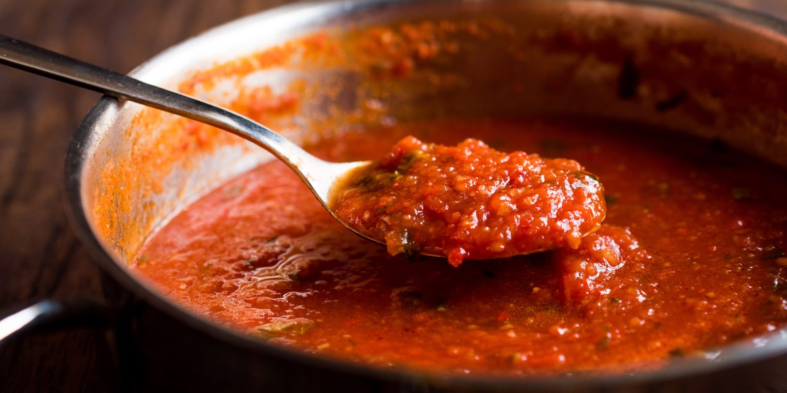 Вкусная томатная подлива. Вкусный соус с томатной пастой. Соус маринара. Приготовление томатного соуса. Соус в кастрюле.