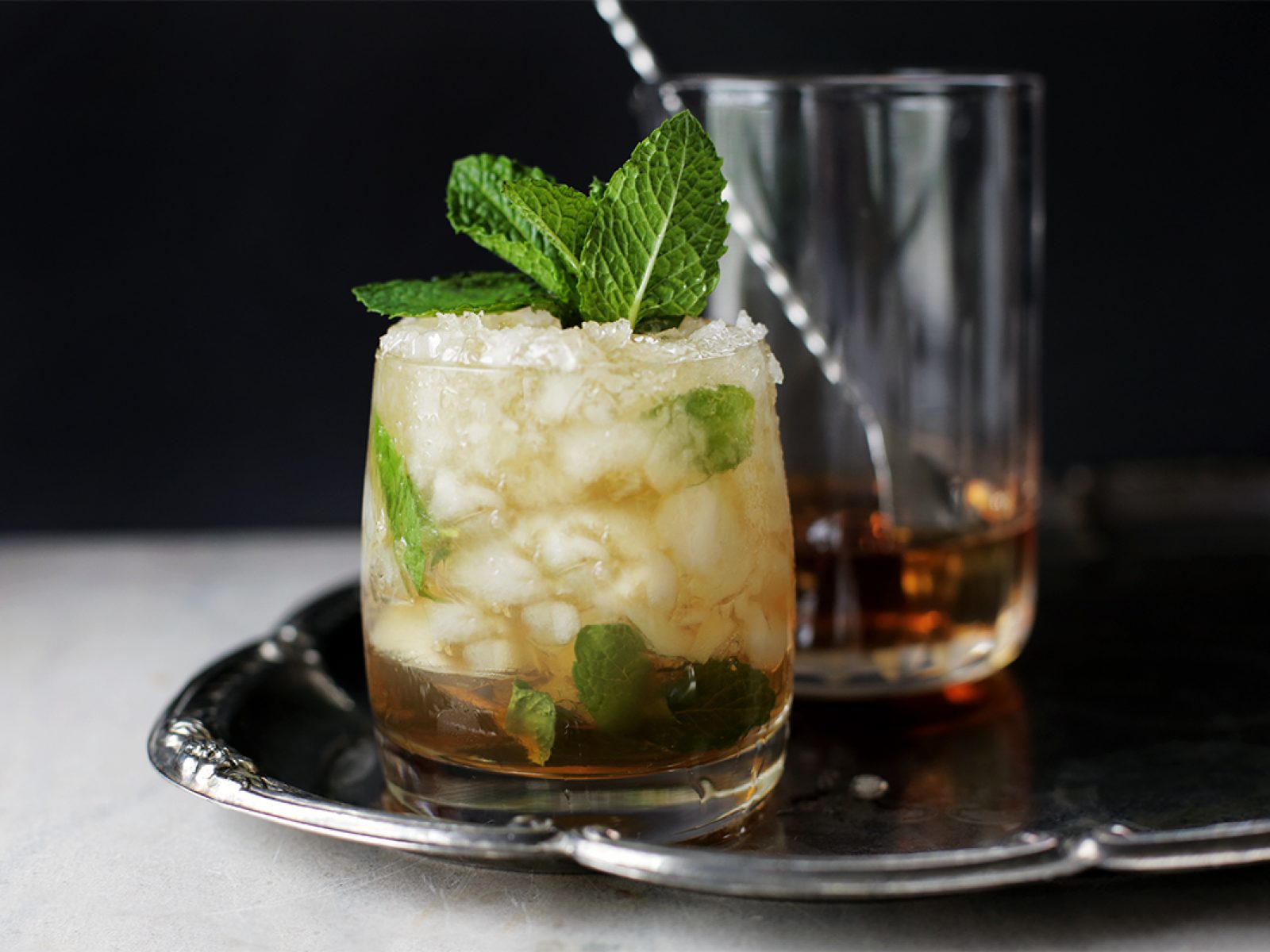 Джулеп. Мятный джулеп. Мятный джулеп коктейль. Mint Julep коктейль. Мятный джулеп напиток.