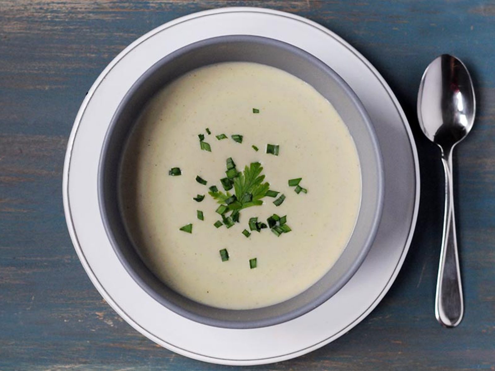 Fill in the soup. Вишисуаз — Vichyssoise. Вишисуаз французский суп. Французский луковый суп Вишисуаз. Крем суп Вишисуаз.